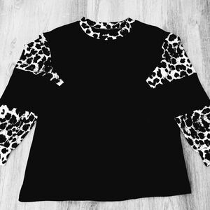 Women's black and white leopard sweater Medium